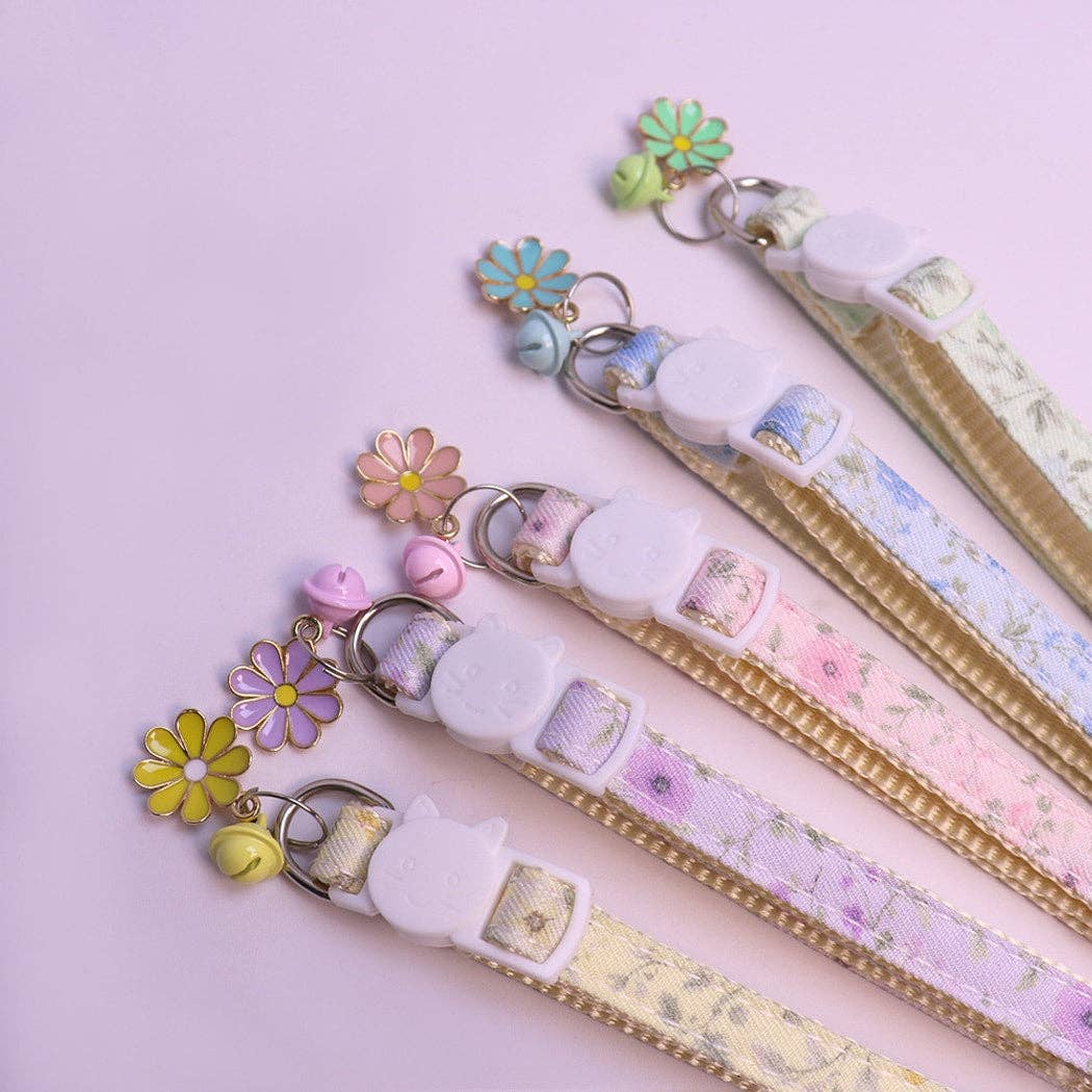 Mokka - Daisy Charm Floral Pattern Cat Collar: Purple